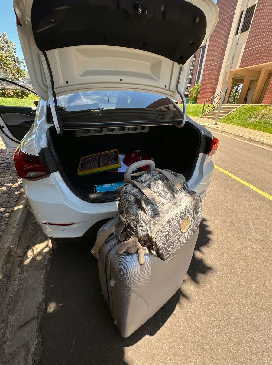 Porta-malas do carro aberto com as maletas do equipamento odontológico portátil